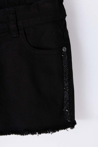SHORT MIC CON DESGASTE EN EL RUEDO NEGRO PARA NIÑA