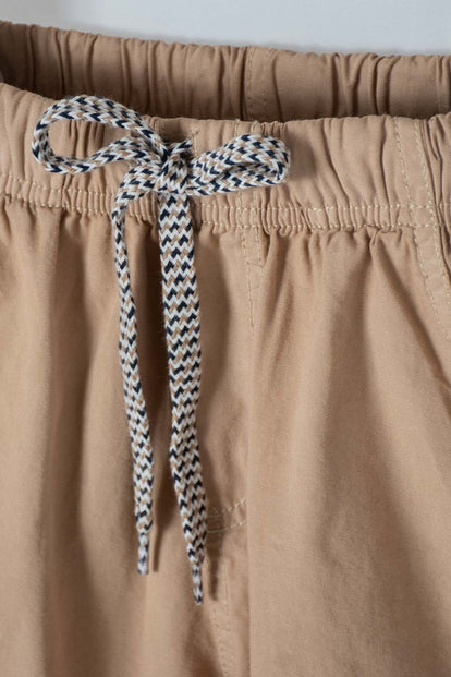 BERMUDA DE MIC CON CORDÓN CAQUI PARA NIÑO
